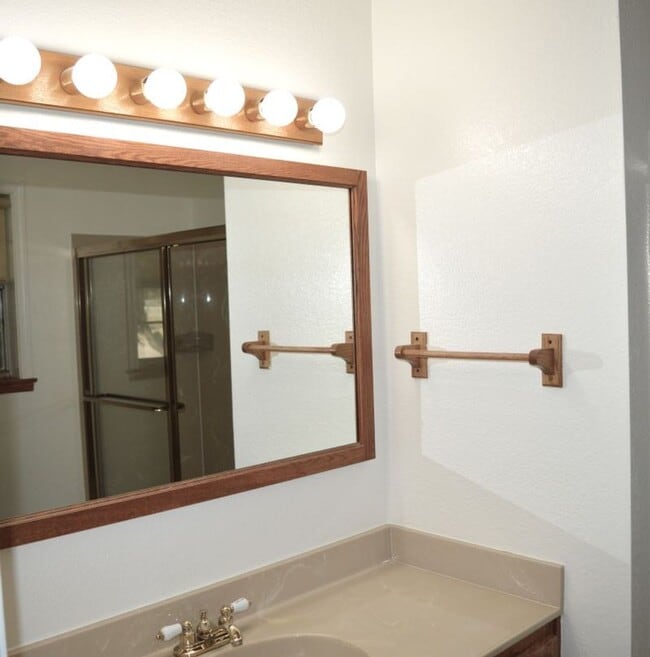 Building Photo - Charming Single-Level Condo in Mill Valley...
