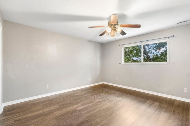 Building Photo - 161 Trent St