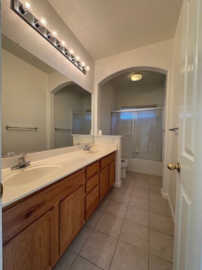 Building Photo - Beautiful Home with 4 Bedrooms and 3 Bathrooms in a Convenient Location!