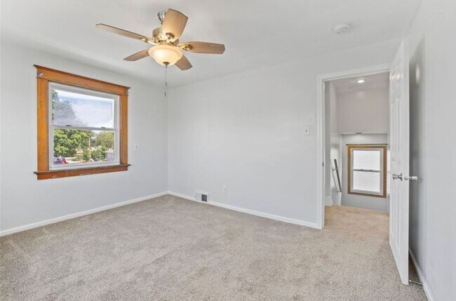 Building Photo - $1350 | 3 Bedroom 2 Bath | Fenced in backyard | Central A/C | Pet Friendly