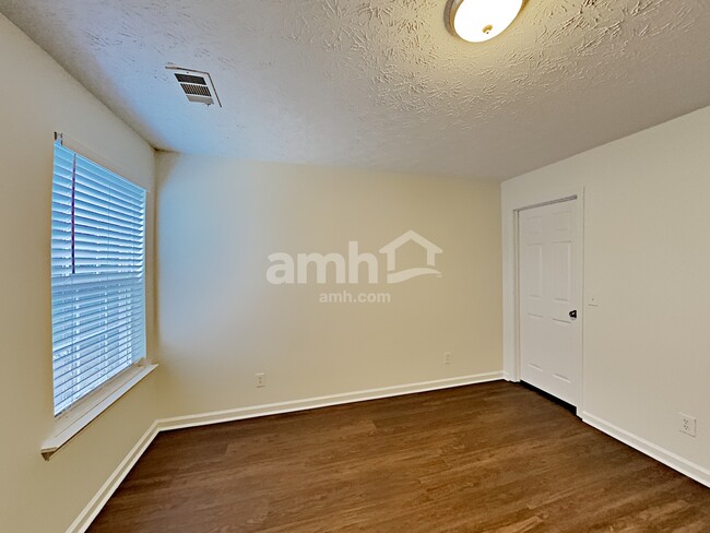Building Photo - 402 Harvest Pl