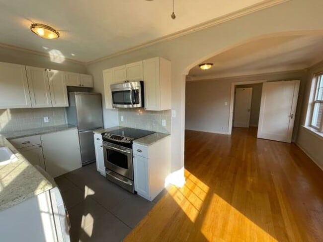 Building Photo - Prime Queen Anne Location | Spacious 1x1 w...
