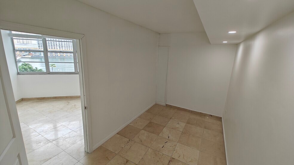 Building Photo - 825 Brickell Bay Dr