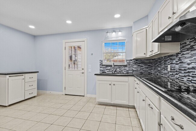 Building Photo - 218 W Williamson Ave