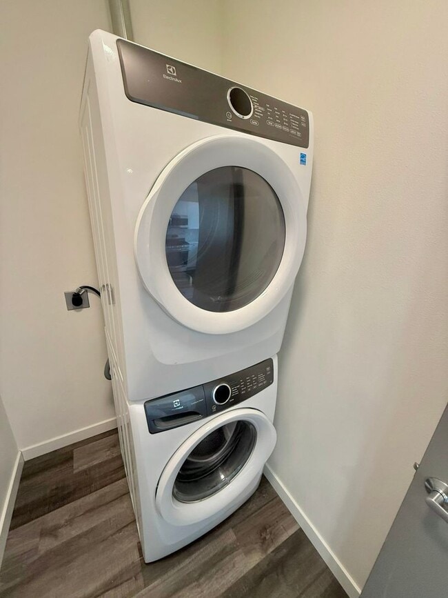 Building Photo - Spacious 8-Bedroom Ravenna Home Near UW & U Village – Perfect for Shared Living