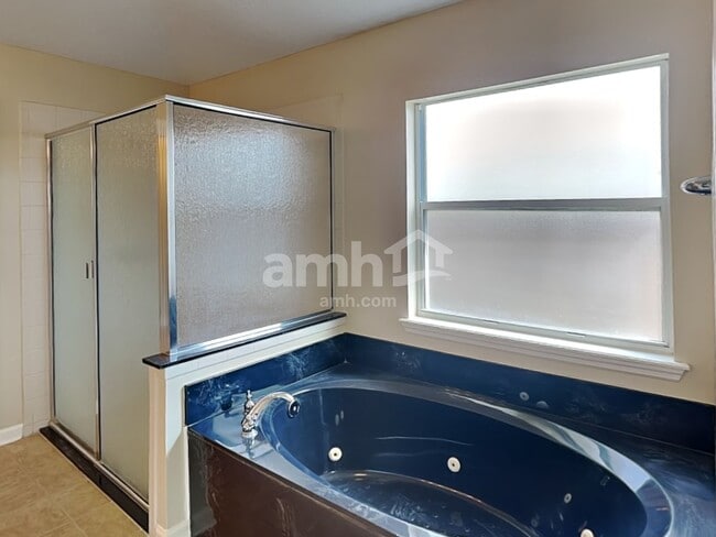 Building Photo - 633 Battlegate Ln