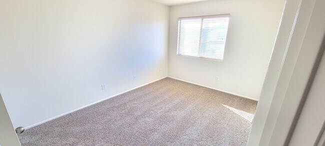 Building Photo - Circle Cross