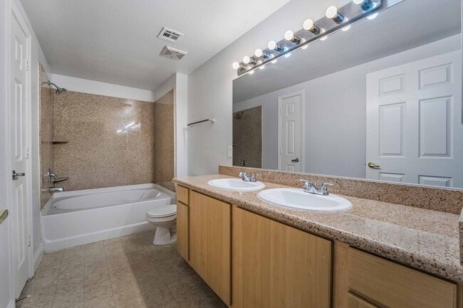 Building Photo - Beautiful Condo with Spacious Layout!