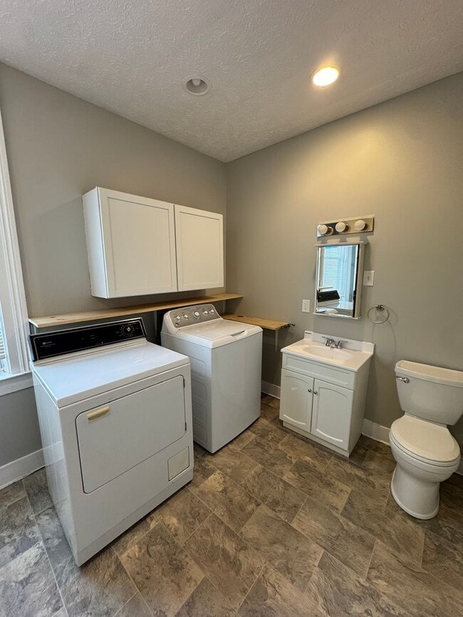 Building Photo - Spacious Four Bedroom House Close to Downt...