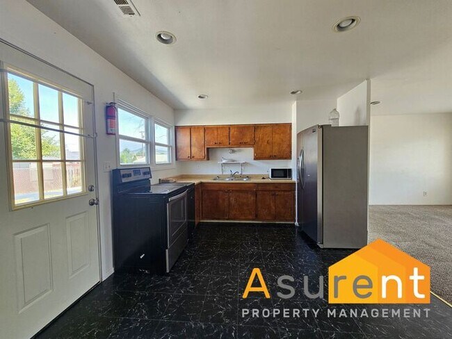 Building Photo - Spacious 3-Bedroom, 2-Bath Home in Convenient Medford Location