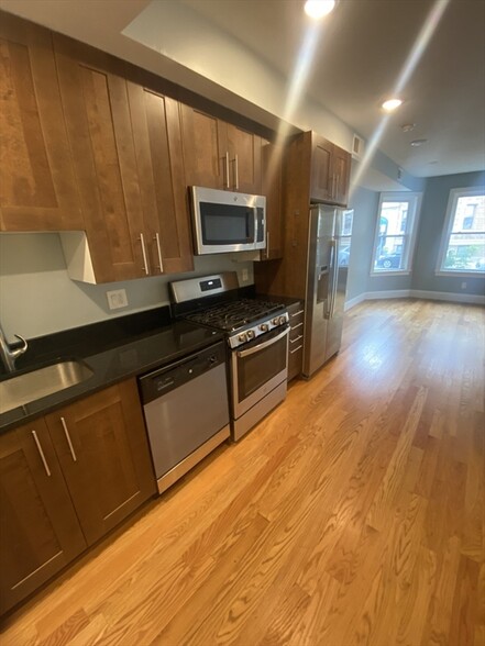 Primary Photo - 186 Kelton St