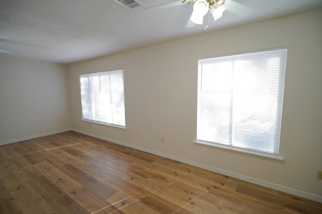 Building Photo - 2220 Claremont Ln