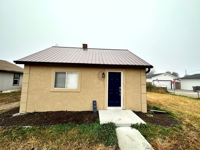 Primary Photo - Cute, Remodeled 2 Bed, 1 bath Home (Availa...