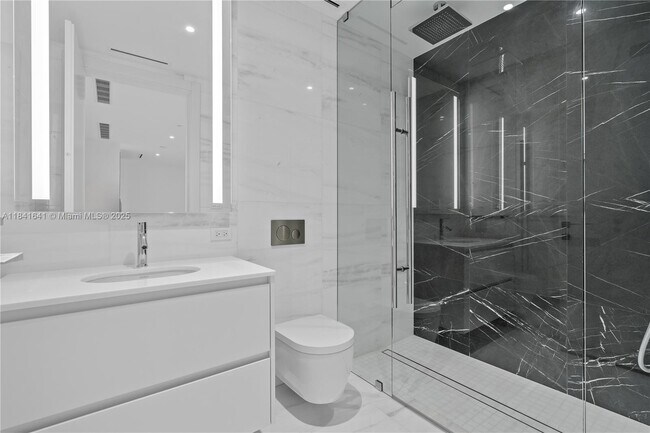 Building Photo - 300 Biscayne Blvd Way