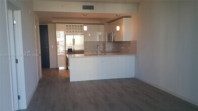 Building Photo - 999 SW 1st Ave