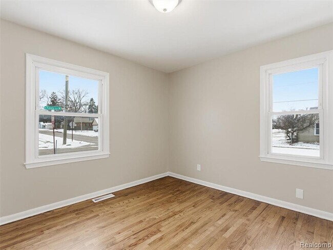 Building Photo - 108 W Kalama Ave