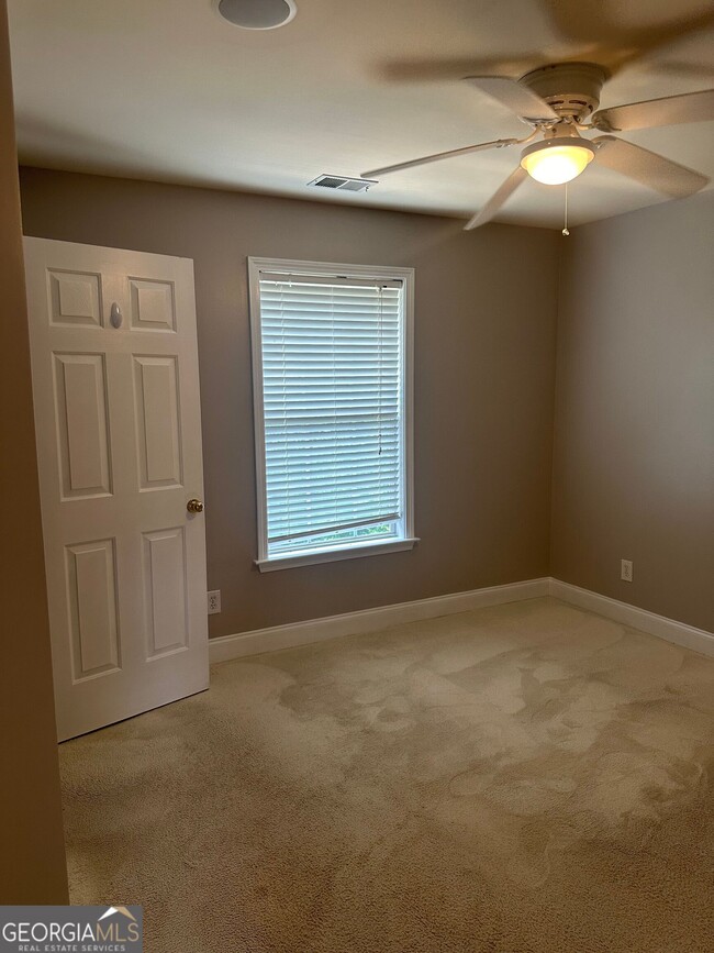 Building Photo - 711 Pine Grove Cir