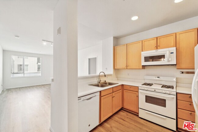 Building Photo - 6400 Crescent Prk E