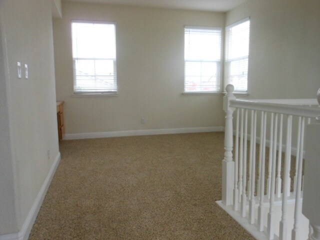 Building Photo - Rose Garden 4 Bed, 3 Bath Discounted at $3...