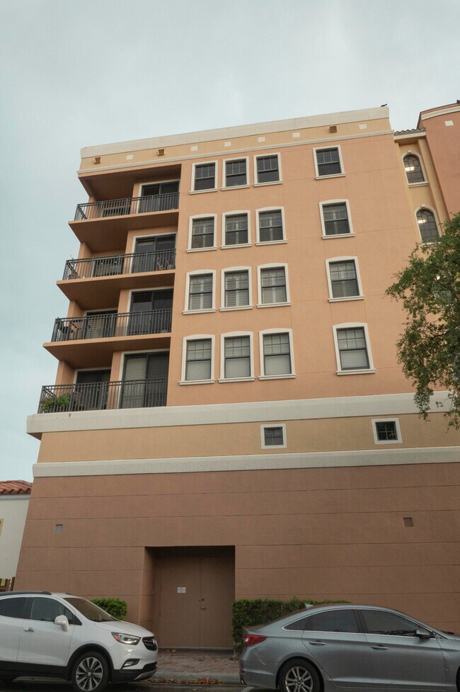 Building Photo - 511 Lucerne Ave