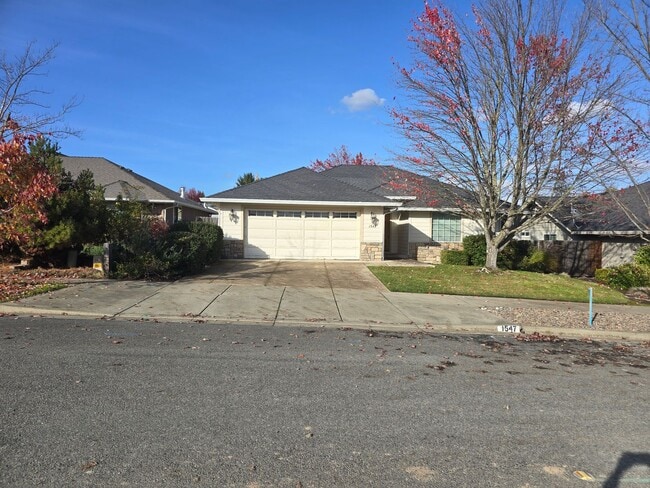 Building Photo - 3 bed 2 bath  Home for Rent in Grants Pass