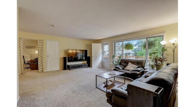 Spacious living room - 157 Linden Ln