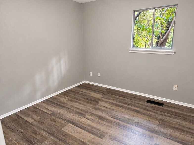 Building Photo - 802 Forest Dale Ln