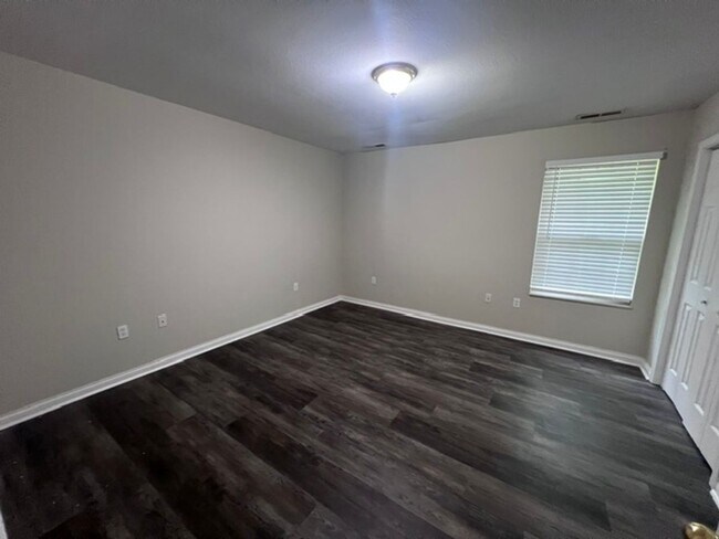 Building Photo - Oak Ridge 37830 - 2 bedroom, 2 bath townho...