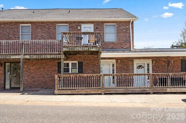 Building Photo - 300 E Gold St