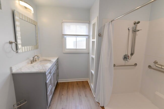 Building Photo - Single Family Home-Prime Location! Washer/...