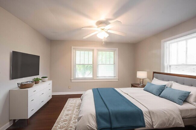 Building Photo - "Charming 3-Bedroom Retreat with Hardwood ...