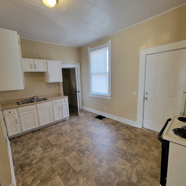 Building Photo - Near Southside 3BR House w/Garage!