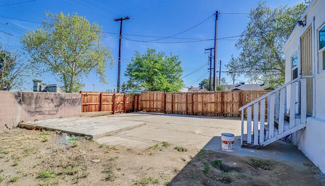 Building Photo - Charming 3 bedroom, 3 bath!