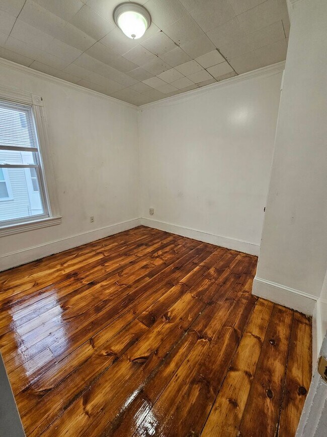 Building Photo - Spacious 3 Bedroom, 1 Bath Apartment