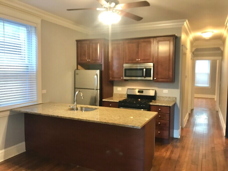 Kitchen - 2727 N Hamlin Ave