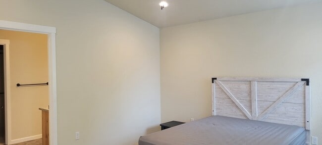 Building Photo - 108 SW Little Meadow Ln