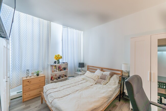 Building Photo - 2 Bed 1 Bath Condo available in Downtown N...