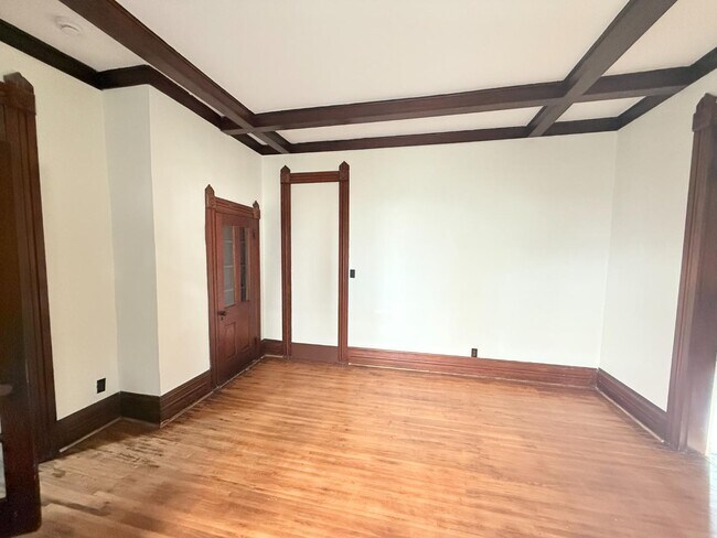 Building Photo - 1603 E Oak St