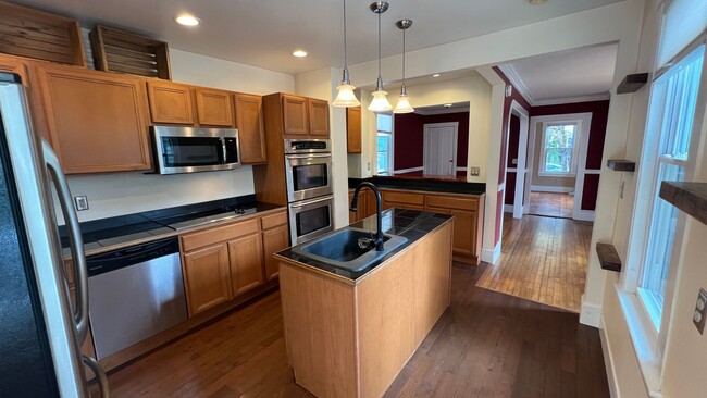 Building Photo - Lovely 3 Bedroom New Englander in Wonderfu...