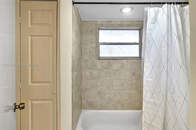 Building Photo - 9410 Tangerine Pl