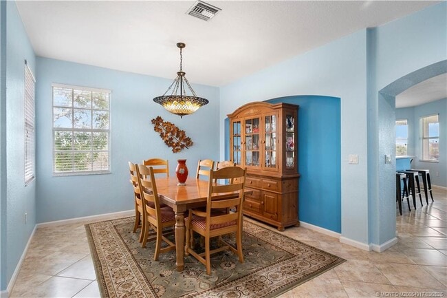 Building Photo - 691 SW Glen Crest Way