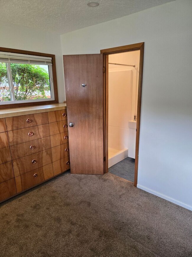 Building Photo - 1 level Mid Century Beauty! 3 Bd/ 3 ba