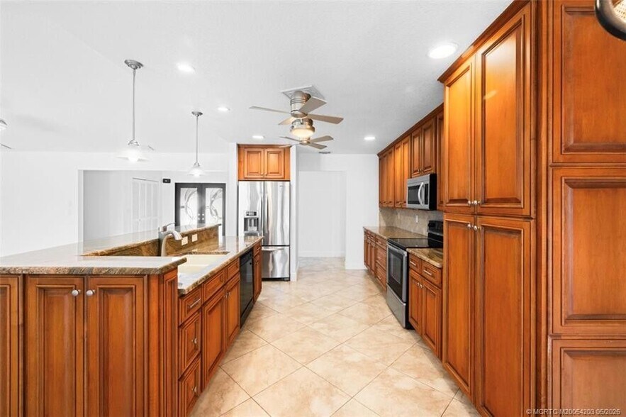 Building Photo - 3074 NE Loquat Ln