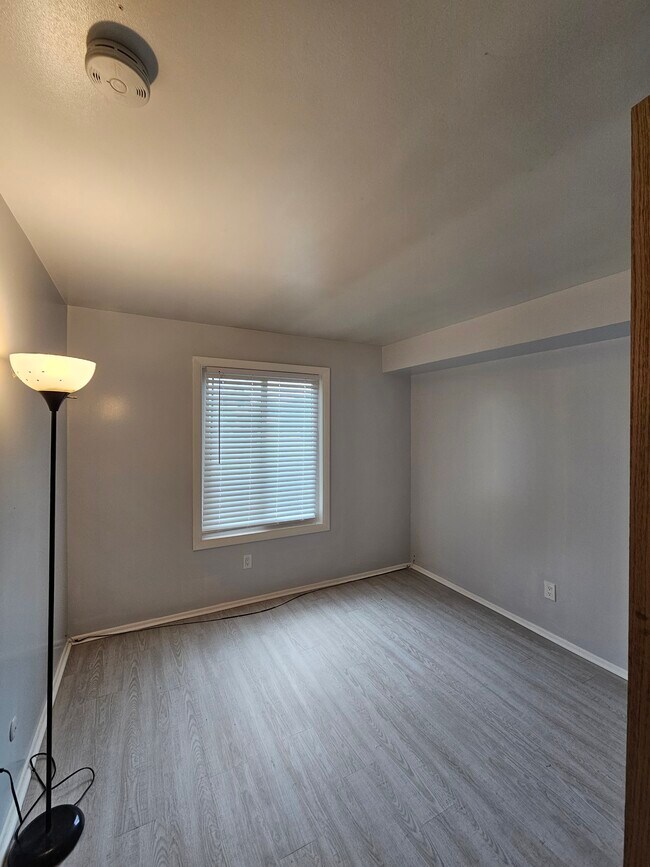 Building Photo - 800 Brook Dr