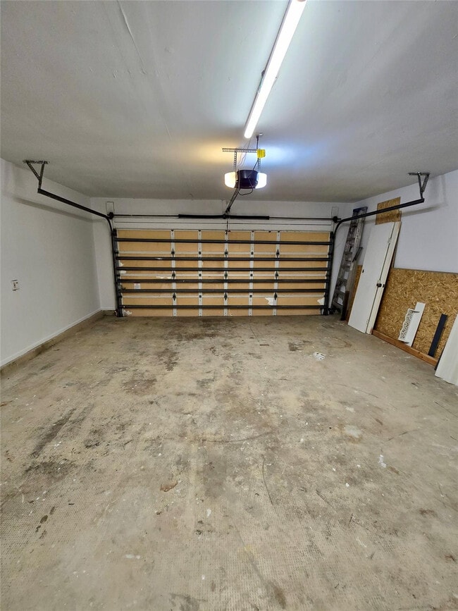 Building Photo - 1074 SW Jennifer Terrace