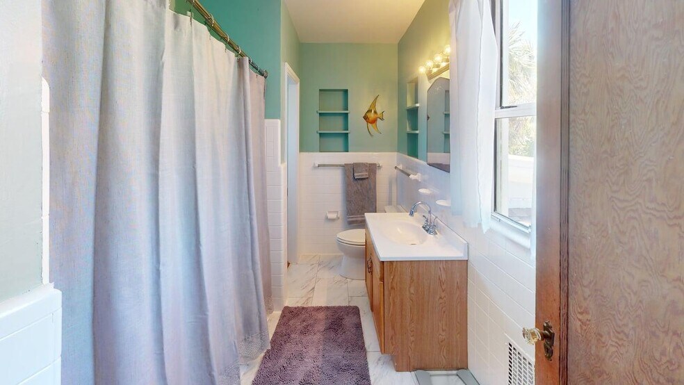 Building Photo - 425 Wisteria Rd