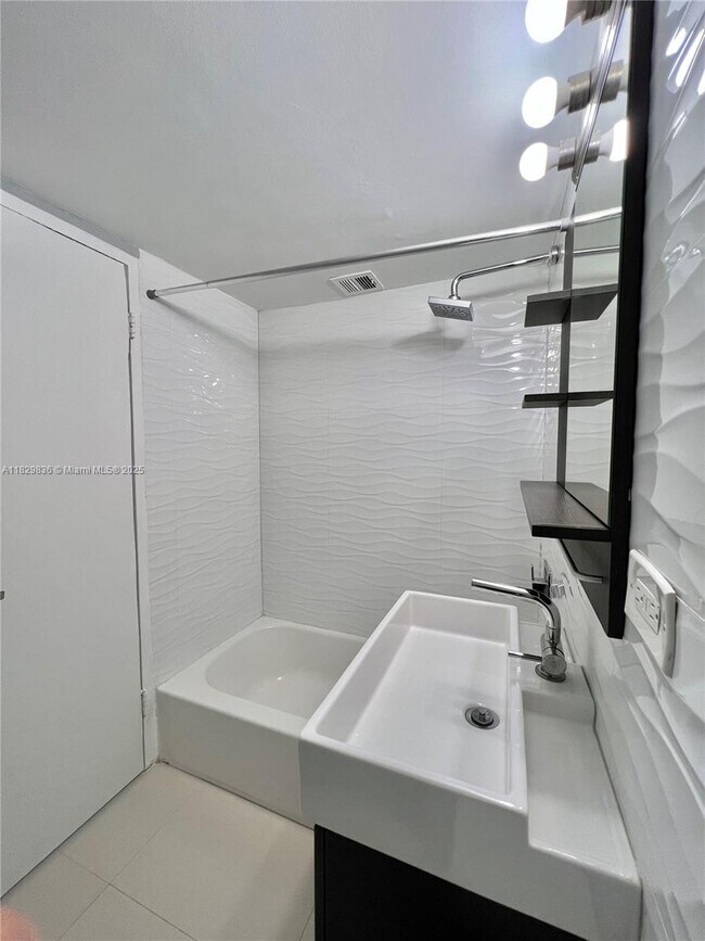 Building Photo - 7545 E Treasure Dr