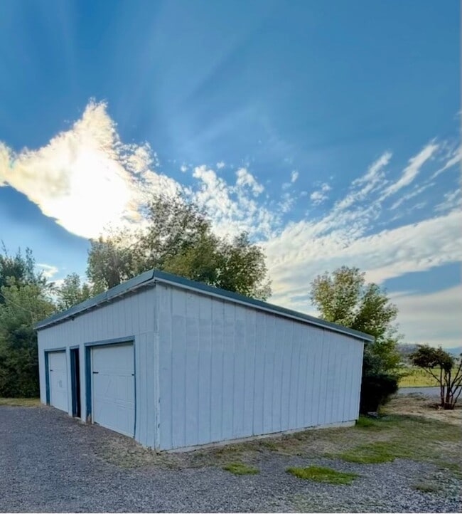 Building Photo - Lakeview 4-Bedroom Home Steps from Moore Park – Updated Throughout! 2.8 miles from Sky Lakes and OIT