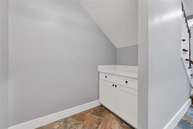 Building Photo - 210 Breezy Way