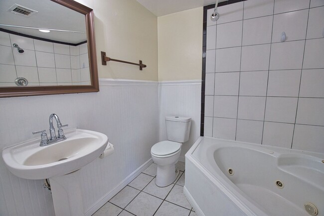 Building Photo - Annual Unfurnished 2-Bedroom 2-Bathroom wi...